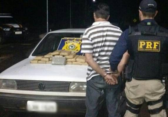 Policiais abordaram o carro no posto da PRF