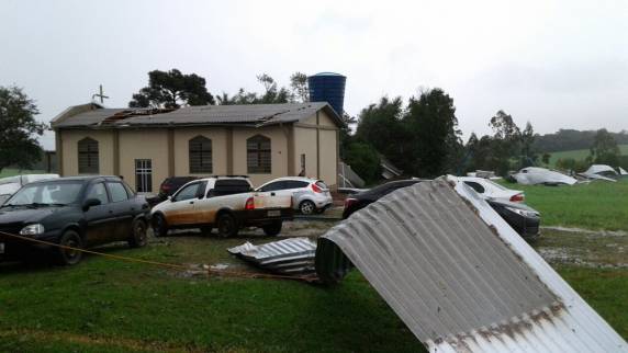 Único hospital de 

Sertão recebeu pacientes com cortes, alguns profundos. Parte do telhado da instituição de saúde foi arrancada pelas rajadas