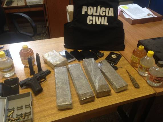 Segundo investigação, homem é suspeito de vender pertences aos apenados