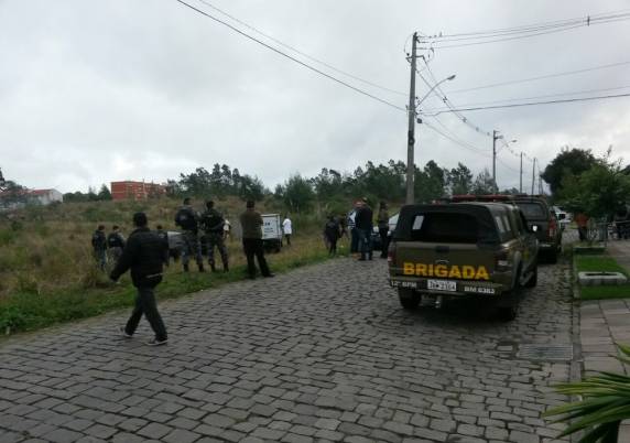 Trocas de tiros aconteceram nos bairros Charqueadas e Desvio Rizzo. Um 

terceiro suspeito conseguiu fugir e é procurado pela polícia