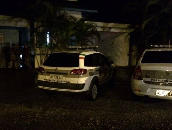 Homem teria flagrado a companheira, também da corporação, com a vítima no local