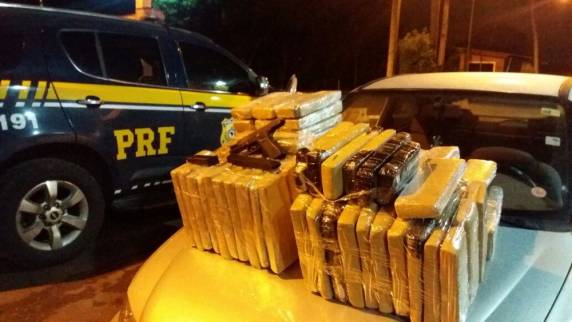 Apreensão ocorreu na madrugada deste sábado (3). Além da droga, foram apreendidas uma arma e dois carregadores