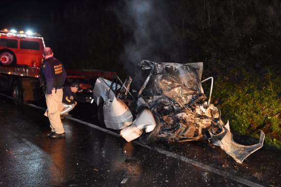 Colisão ocorreu no km 234 da rodovia; Ford Pampa 

pegou fogo