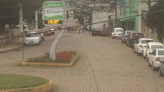 Em Putinga, os bancos Sicredi e Banrisul foram assaltados nesta quarta-feira (7); na fuga, os bandidos fizeram um cordão humano com 

reféns