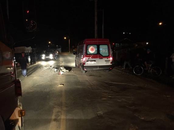 Condutor da moto não tinha CNH e motorista da caminhonete estava com CNH vencida, diz PM