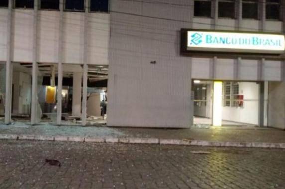 Dinamites foram deixadas em agência por criminosos que atacaram bancos na cidade