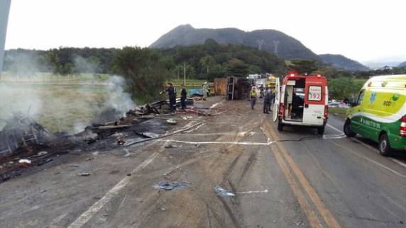 Colisão ocorreu no final da madrugada na BR-101, em Guarapari, Grande Vitória
