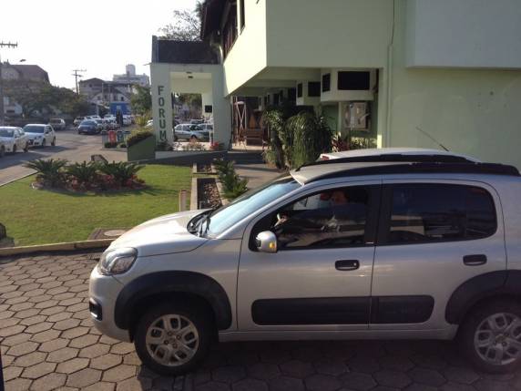 Garoto chegou acompanhado da mãe ao fórum da cidade. Na sexta (25), Justiça determinou internação provisória