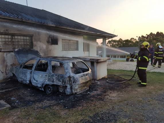 Criminosos jogaram coquetel molotov dentro do veículo, segundo prefeitura. Ninguém se feriu. PM investiga crime como ataque
