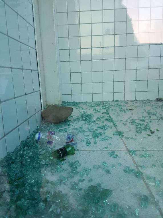 Criminosos jogaram coquetel molotov dentro do veículo, segundo prefeitura. Ninguém se feriu. PM investiga crime como ataque