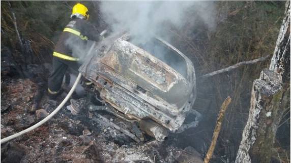 Ele foi projetado para fora do carro e atingido por chamas que destruíram veículo. Irmão dele ficou ferido e foi levado o hospital