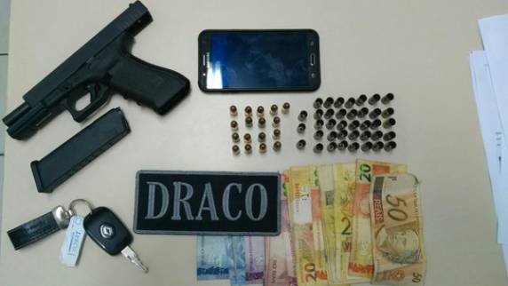 Ele foi detido em flagrante com pistola e materiais de organização. Grupo criminoso é responsável por ataques do início do mês, segundo polícia