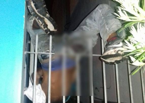 Caso aconteceu na madrugada deste sábado (23), no bairro São José. Bombeiros foram acionados para serrar o gradil. Suspeito foi encaminhado ao Hospital Municipal