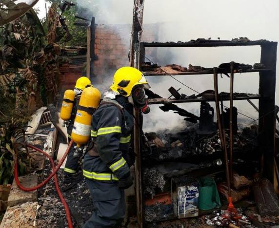 Confecção que ficava ao lado teve o forro e a fachada atingidos pelo fogo