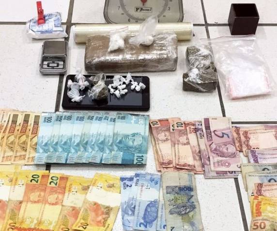 Um foi preso em flagrante por tráfico e outro era foragido. Outras nove pessoas, incluindo um 

menor, foram conduzidas à delegacia