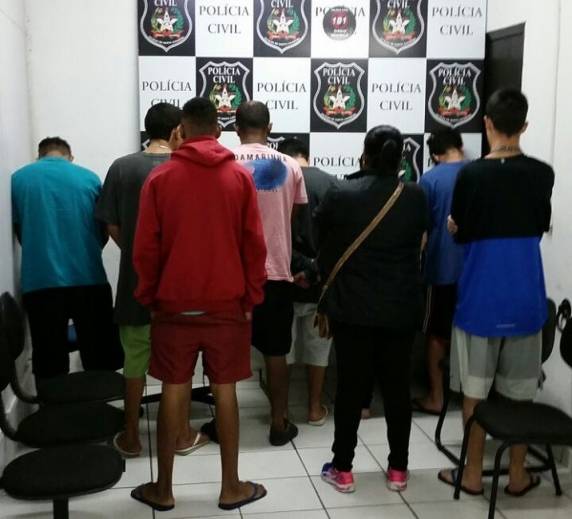 Um foi preso em flagrante por tráfico e outro era foragido. Outras nove pessoas, incluindo um 

menor, foram conduzidas à delegacia