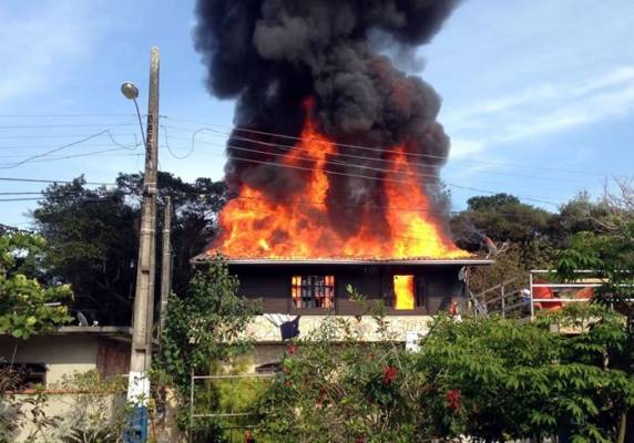 Moradores estavam colocando sua vida em risco tentando resgatar os bens de maior valor