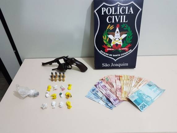 Grupo comandava a venda de entorpecentes no bairro Lagarto, disse a Polícia Civil. Foram apreendidos 

drogas, dinheiro, uma arma e munições