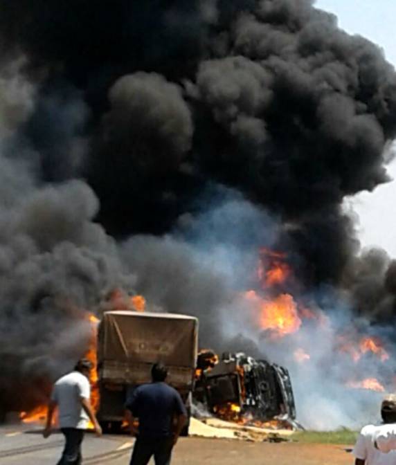 Colisão frontal provocou 

explosão por conta da quantidade de combustível e bombeiros trabalharam por mais de uma hora para conter as chamas. Rodovia SP-457, em Bastos, ficou cerca de quatro horas interditada