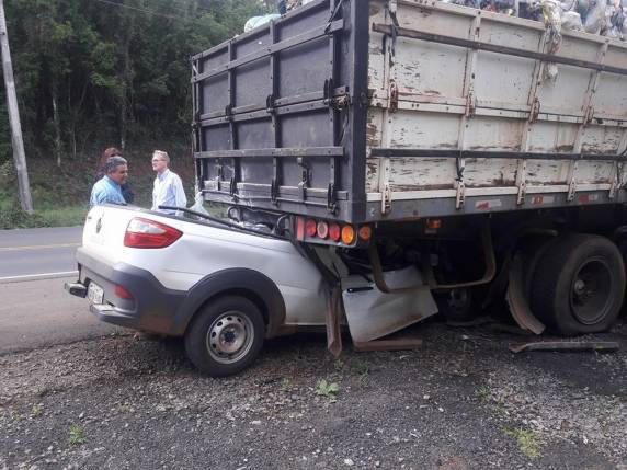 Motorista morreu no local após colisão na manhã deste sábado. Em Florianópolis, duas pessoas ficaram feridas após carro capotar