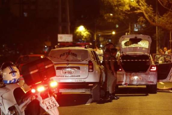 Troca de tiros ocorreu nas proximidades de um supermercado. Dupla estava em um carro roubado, segundo a polícia