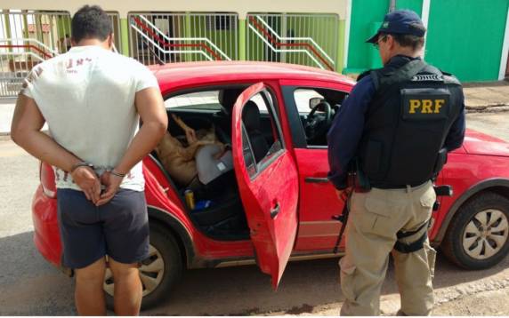 Jovem de 26 anos foi abordado em blitz por estar com o som alto, mas 

fugiu. No carro havia dois animais abatidos que, segundo ele, já estavam encomendados