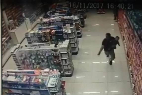 Mãe do garoto correu abaixada entre as gôndolas pedindo para ficar com a criança