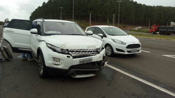 A colisão envolveu um Gol e uma Land Rover, na altura do km 378 da rodovia federal