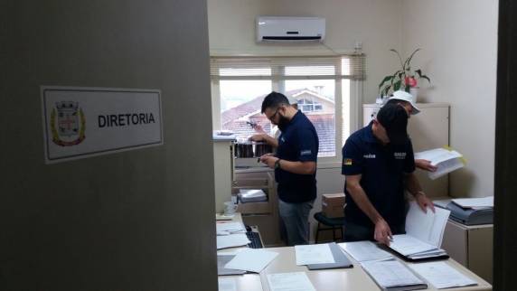 Além deles, cinco assessores da Câmara de Vereadores e um da Secretaria de Saúde foram afastados. Assessor jurídico do Legislativo disse que vai analisar 

situação. Prefeito disse que 