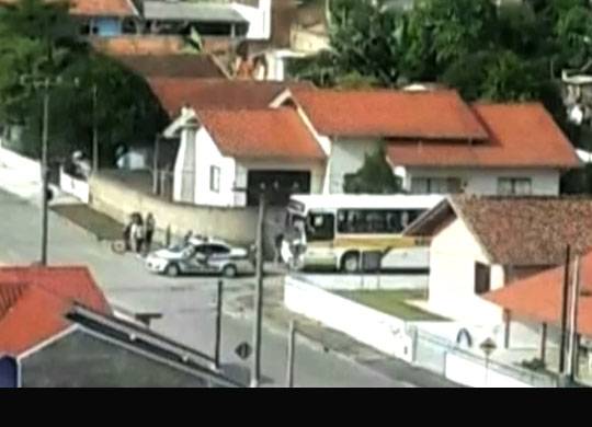 Homem foi detido em flagrante na tarde de terça-feira (12). Secretário de Educação disse que sabia de 