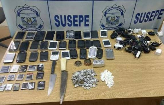 Foram encontrados 32 celulares, 25 carregadores, duas facas, 17 baterias, 184 gramas de maconha, 10 gramas de cocaína e duas balanças de precisão. Susepe informou, 

ainda, que cinco presos serão transferidos para outras casas prisionais da região