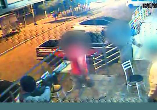 Câmera de segurança de um bar flagrou momento que homem encapuzado invade o estabelecimento em busca de reféns. Durante a ação, três pessoas ficaram feridas. Conforme a polícia, 

ao menos 15 homens armados atacaram três agências bancárias na cidade
