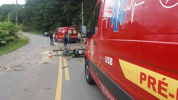 Acidente ocorreu na tarde deste sábado em Witmarsum. Condutora não conseguiu desviar da árvore e moto ficou destruída