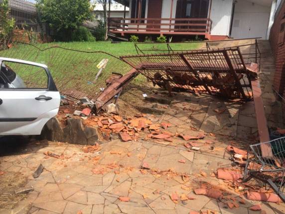 Família saía de casa quando veículo em que estavam foi atingido, conforme o relato de 

testemunhas. Motorista do outro carro não tinha CNH e se recusou a fazer o teste do bafômetro