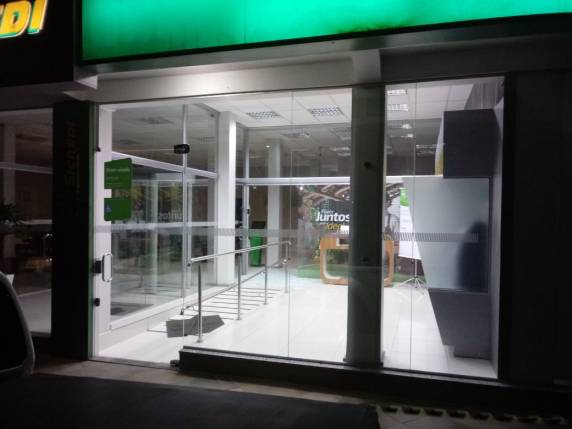 As agências do Banco do Brasil, Banrisul e Sicredi estão localizadas na Rua da Matriz, principal via da cidade