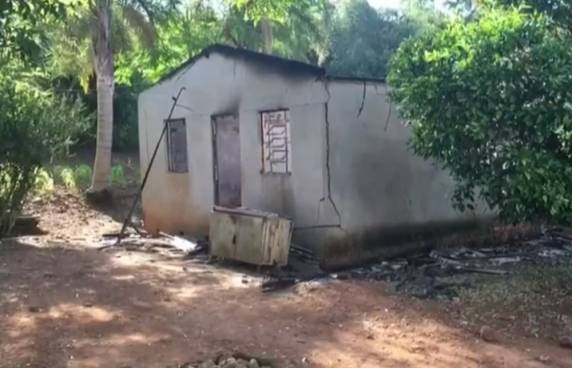 Após o crime, a casa do homem de 80 anos foi atacada a tiros e incendiada por moradores da região