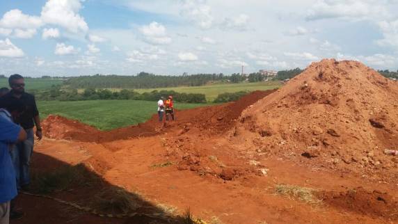 Segundo Brigada Militar da cidade, três funcionários que trabalhavam em uma construção em uma fazenda de soja foram soterrados. Um deles já 

foi identificado. IGP é aguardado no local