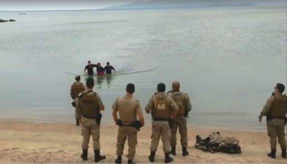 Policiais nadaram cerca de 150 metros para pegar fugitivo. Outro homem que estava dentro do veículo foi preso
