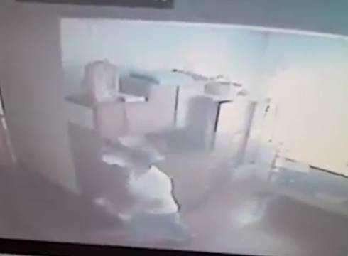 Administração da igreja instalou câmeras de vigilância que filmaram a ação do ladrão
