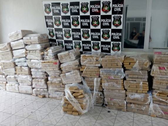 Pacotes de droga foram encontrados em três locais utilizados como depósito do tráfico. Polícia precisou utilizar 

retroescavadeira desenterrar os tabletes