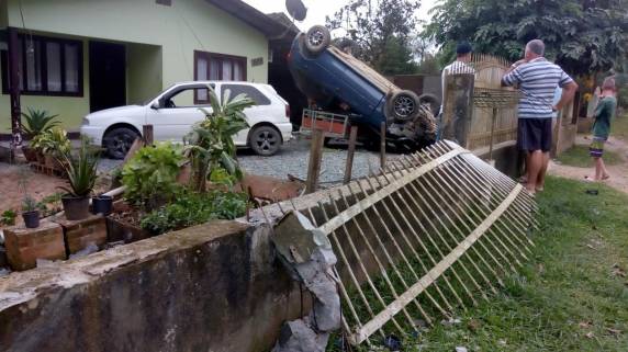 Acidente ocorreu na tarde deste sábado, no 

bairro Itoupava Central. Ninguém ficou ferido