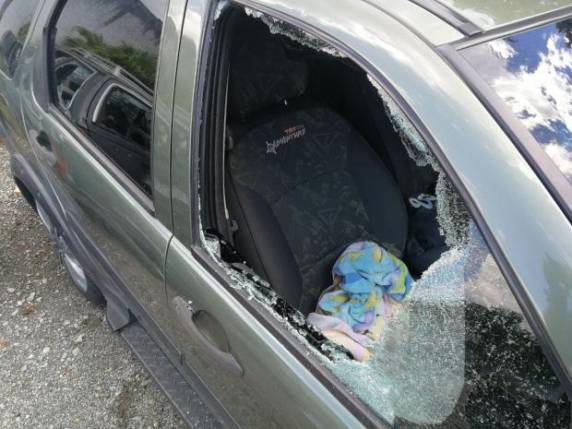 Seis homens armados roubaram dois veículos e pertences das vítimas na noite de terça-feira, 20