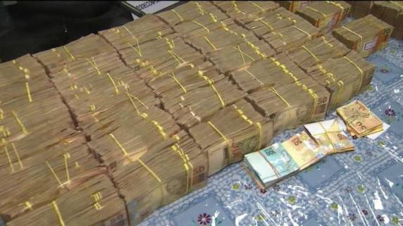 Em um veículo com placas de Santo Amaro da Imperatriz, eles foram detidos pelos crimes de lavagem de dinheiro e corrupção ativa