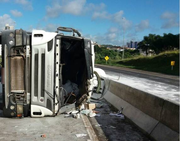 Veículo levava farinha, que ficou espalhada pela pista. Caminhoneiro foi levado ao hospital