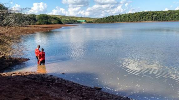Menina de 11 anos morreu em praia de Itapoá. Ela e familiares do PR foram arrastados e mãe foi hospitalizada em estado grave. Garoto 

de 13 anos morreu em rio quando brincava com o irmão em Joinville. Em São Domingos, irmãos morreram em lago