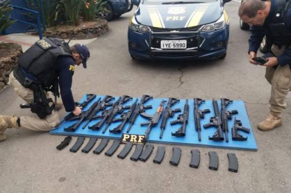 Armamento estava em veículo com placas do Paraguai