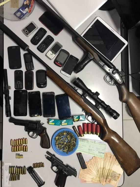 Investigação aponta que os dois estariam traficando cocaína e ecstasy. Pai deles foi preso por posse ilegal de arma de uso restrito