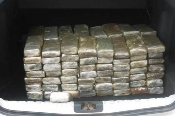 No total, 228 tabletes da droga estavam escondidos no carro