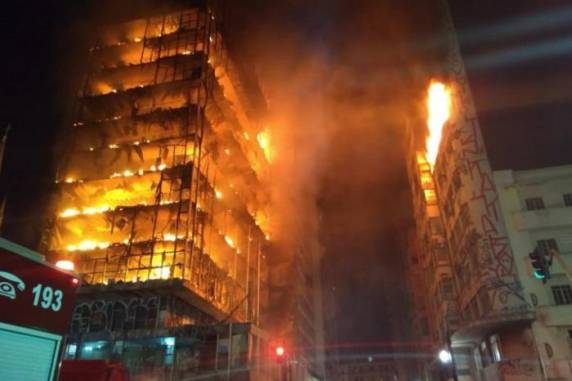 Pelo menos três pessoas estão desaparecidas e bombeiros realizam buscas nos escombros no edifício, que era ocupado ilegalmente