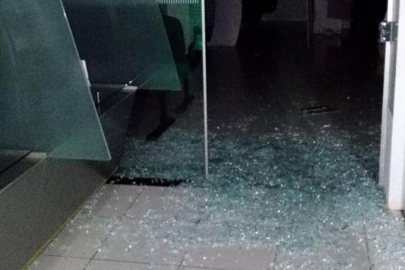 O caso aconteceu em Itacurubi, cidade que faz limite com Santiago. Durante a madrugada, não havia efetivo da polícia atuando na localidade